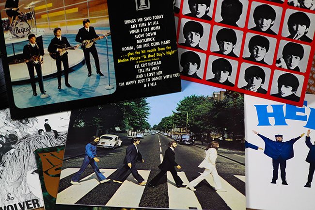 Collage mit mehrere Beatles Alben.