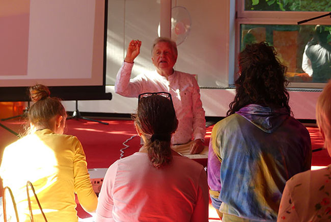 Lothar Pirc vor Publikum bei einem Kongress in Bad Meinberg